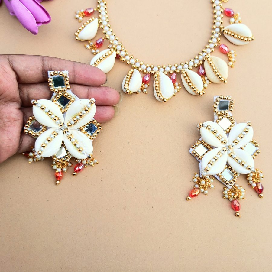 Cowerie Shell Choker