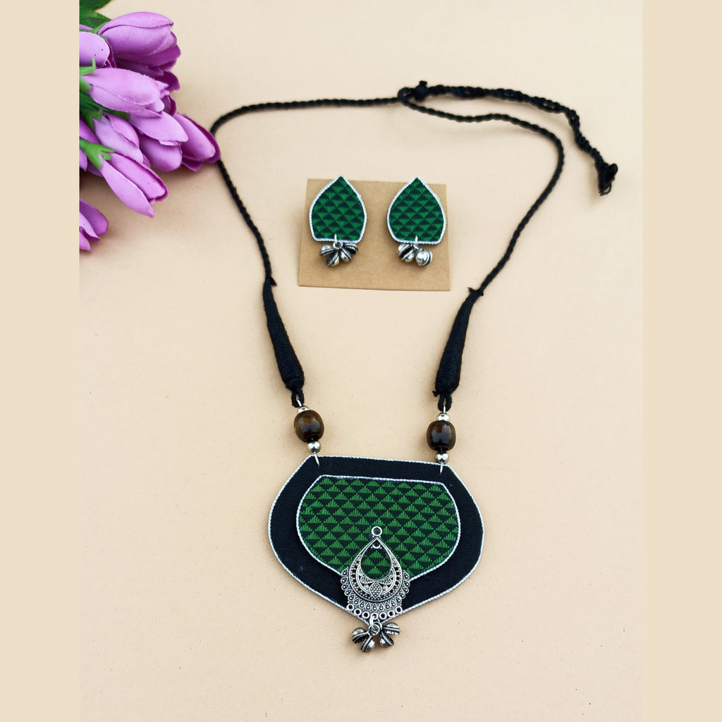 पर्णा Necklace