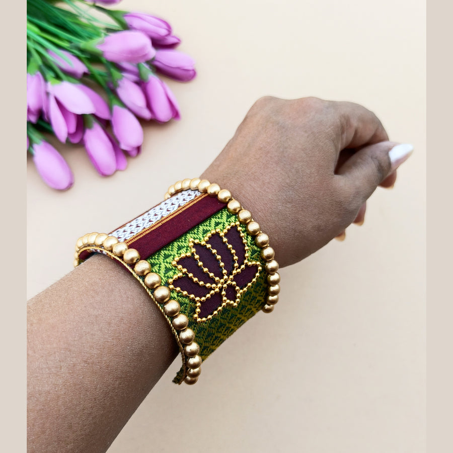 Lotus Handcuff